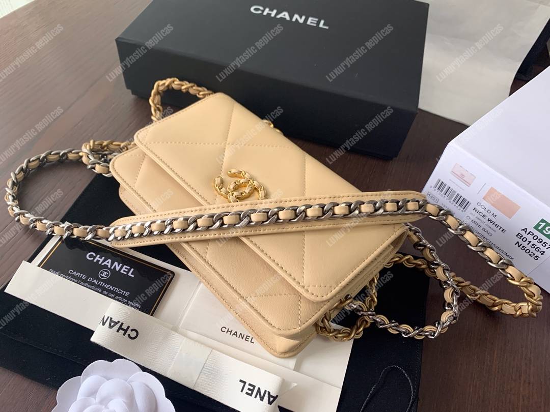 Ch*el 19 wallet on chain beige