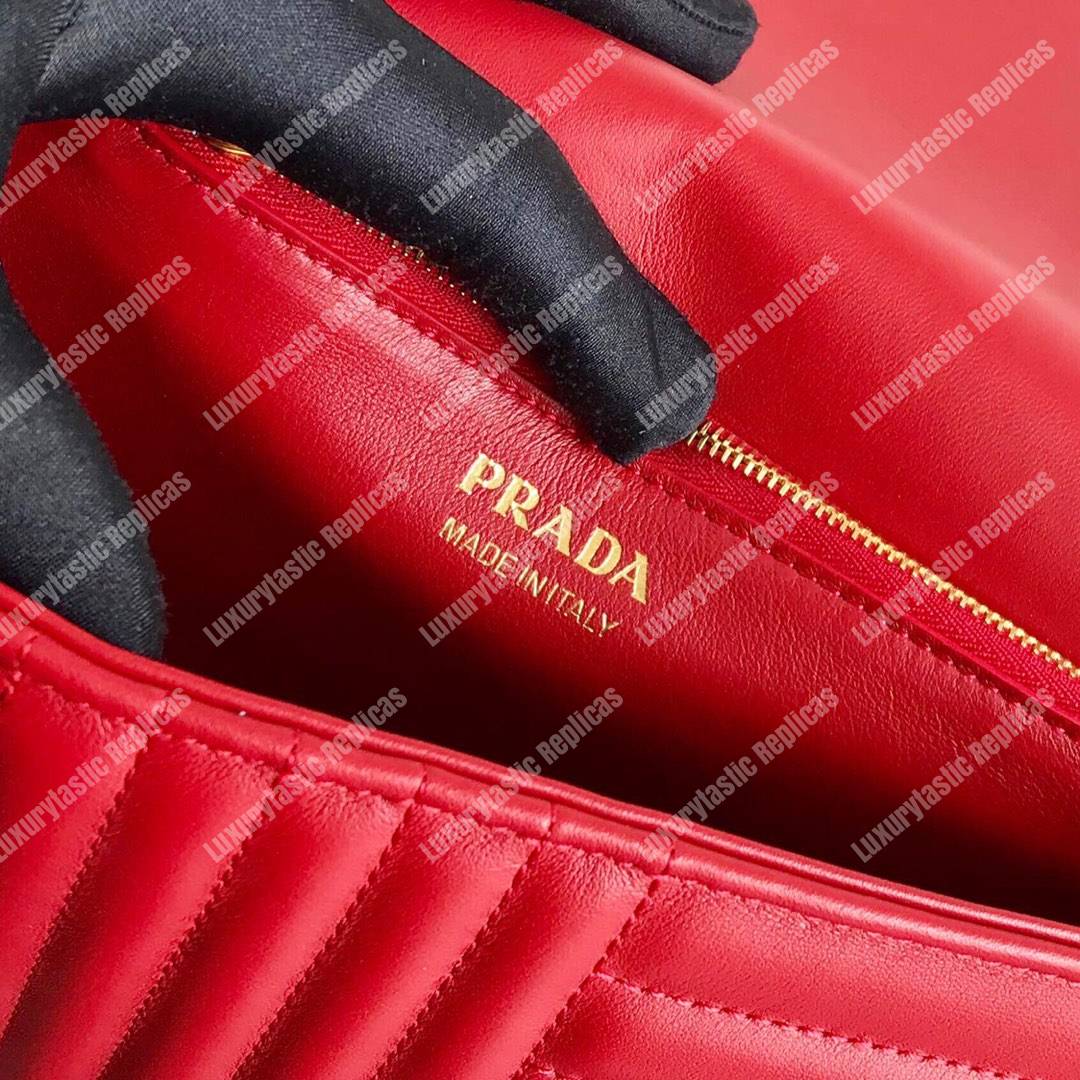 Pra*a diagramme medium leather bag red