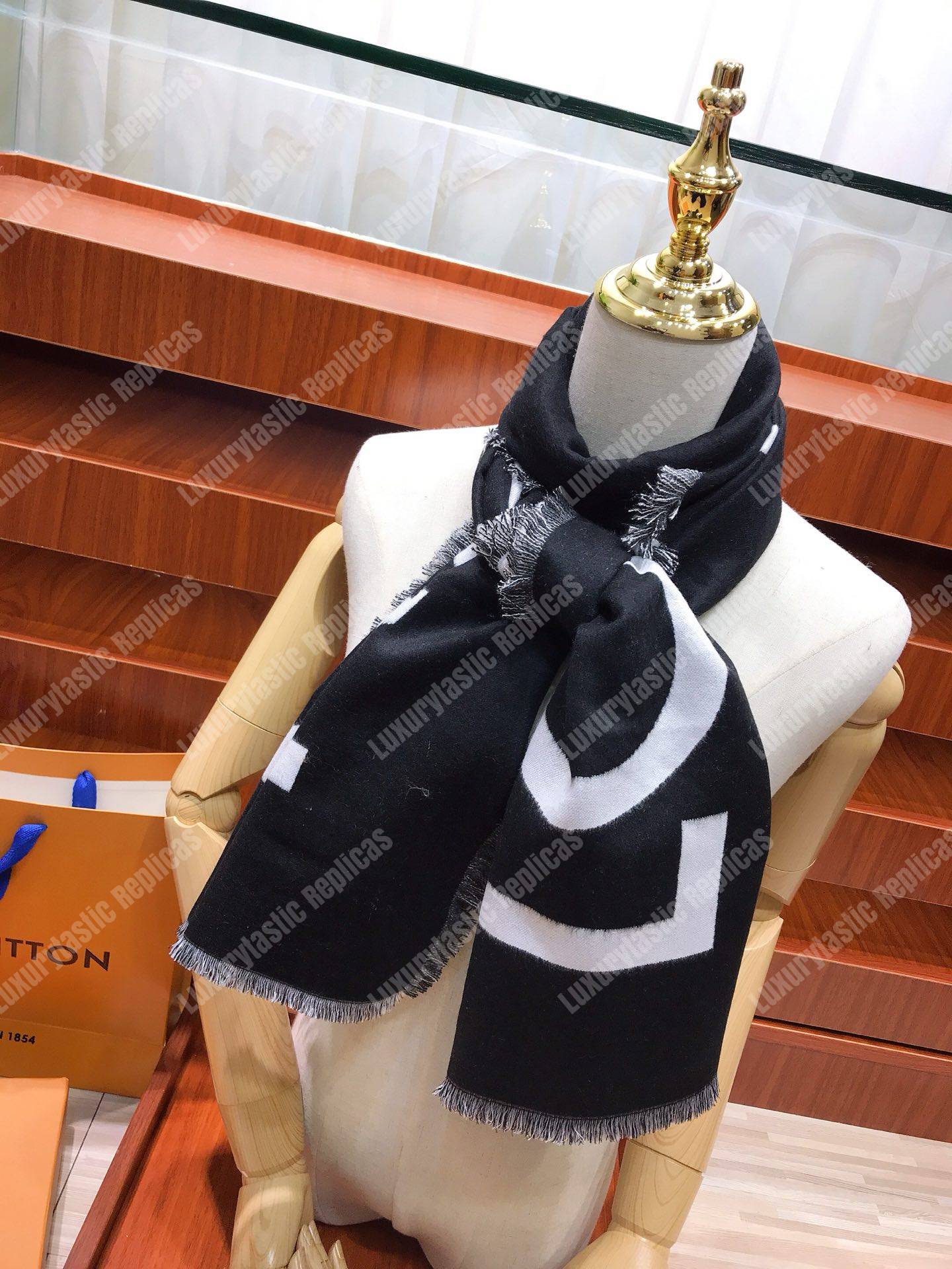 lv team L**is scarf noir
