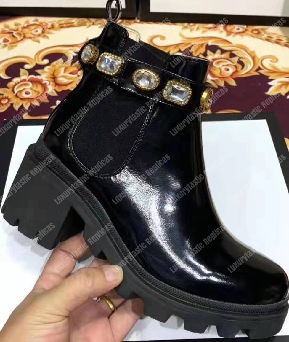 G*u*i leather ankle boot with belt