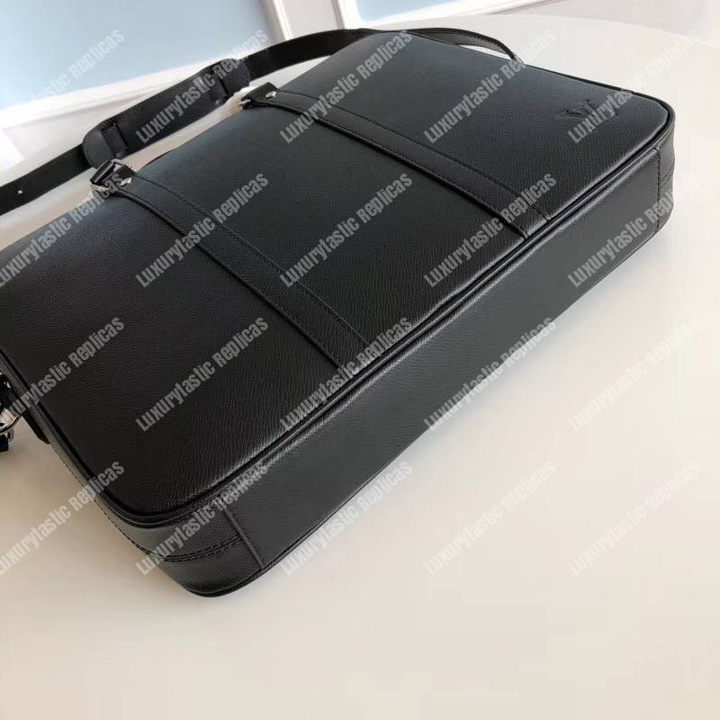 LV Porte-Documents Voyage PM Taiga Leather Noir