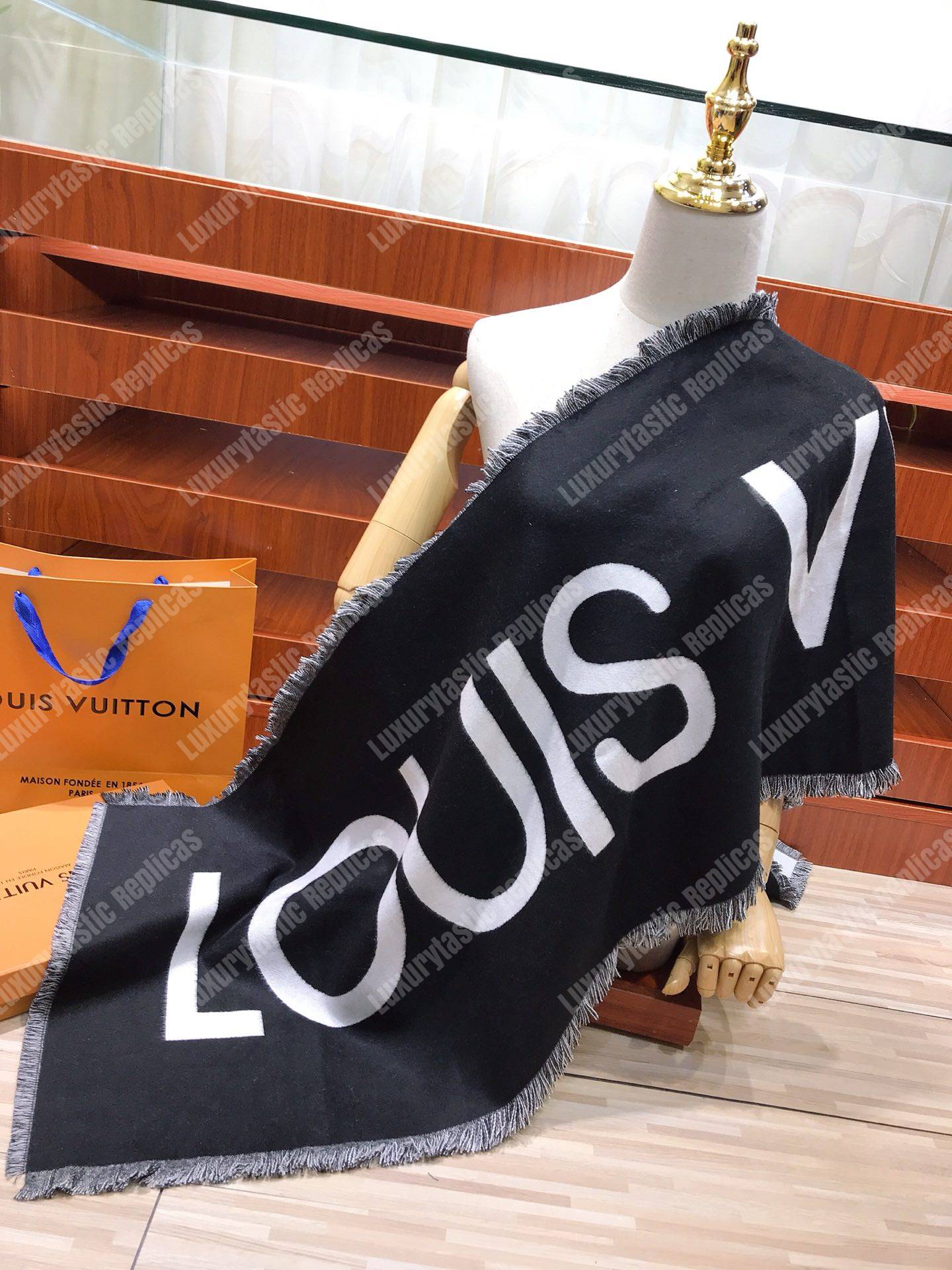 lv team L**is scarf noir
