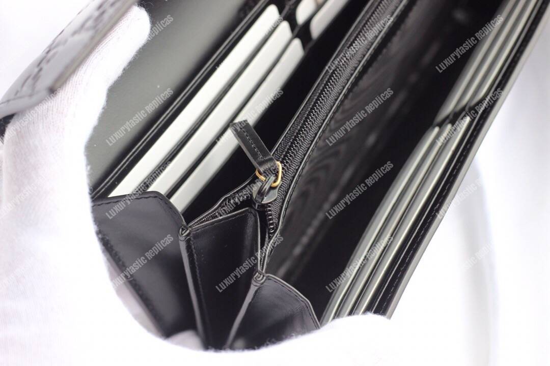 G*u*i signature continental wallet with cat