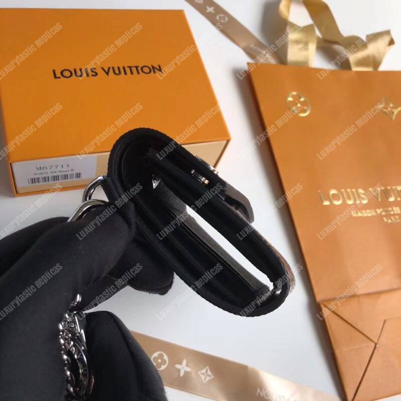 l**is V*t*n x sup*e rivets chain wallet epi canvas black