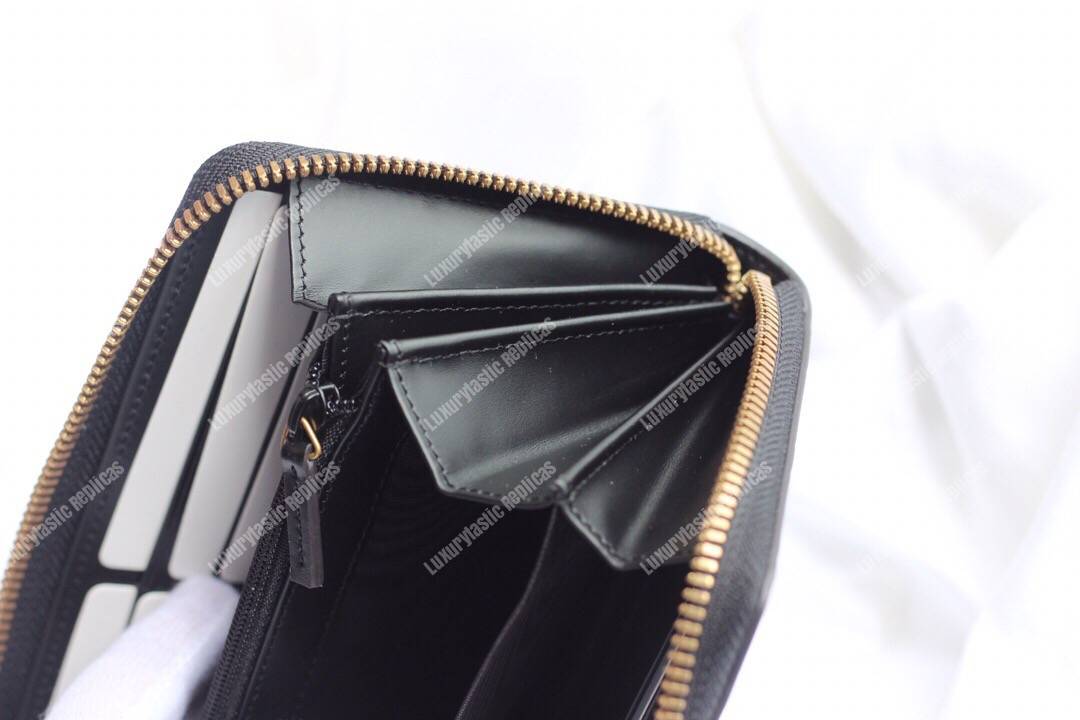 G*u*i signature zip around wallet with cat