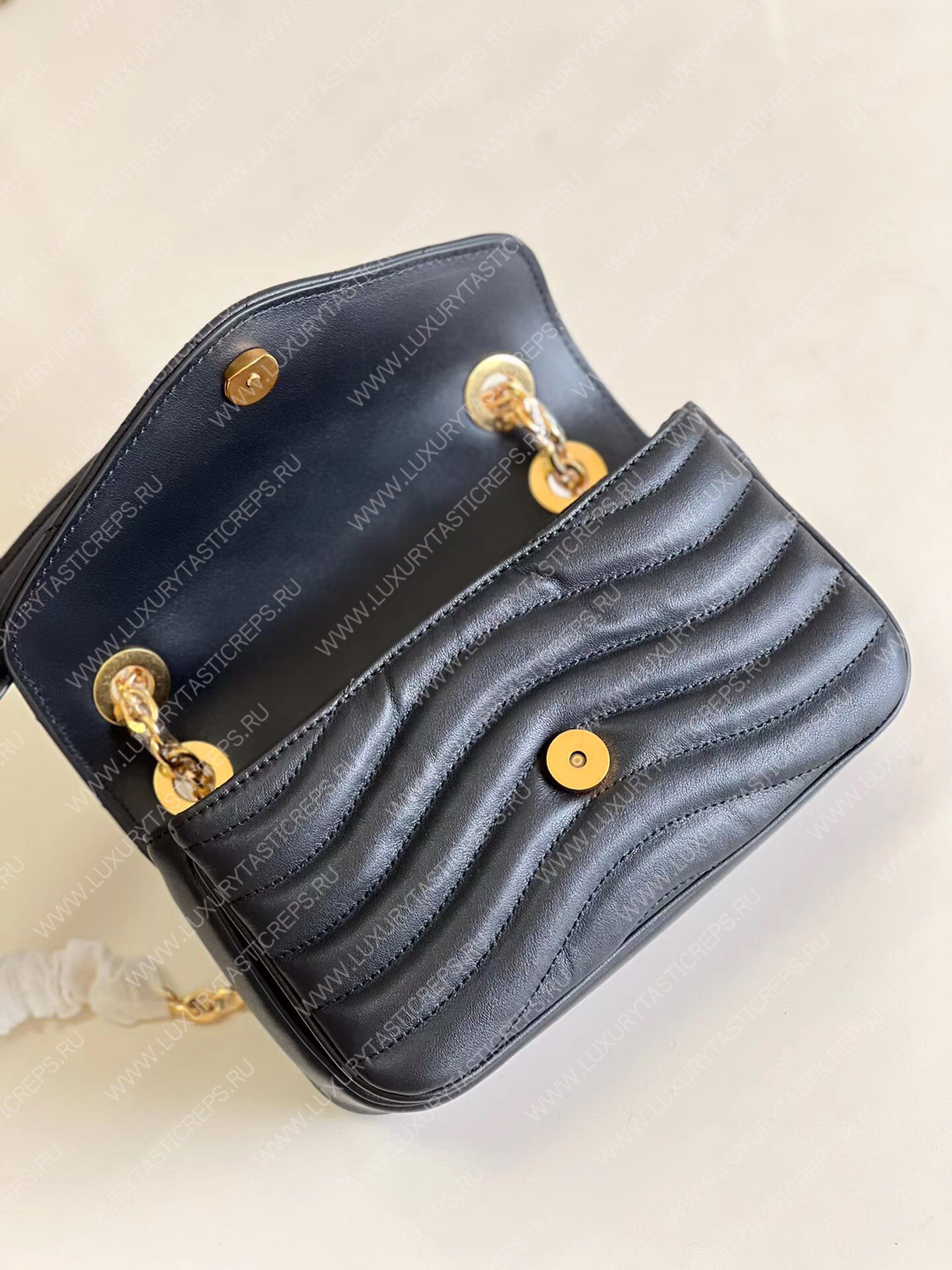 l**is V*t*n new wave chain bag pm black m20687