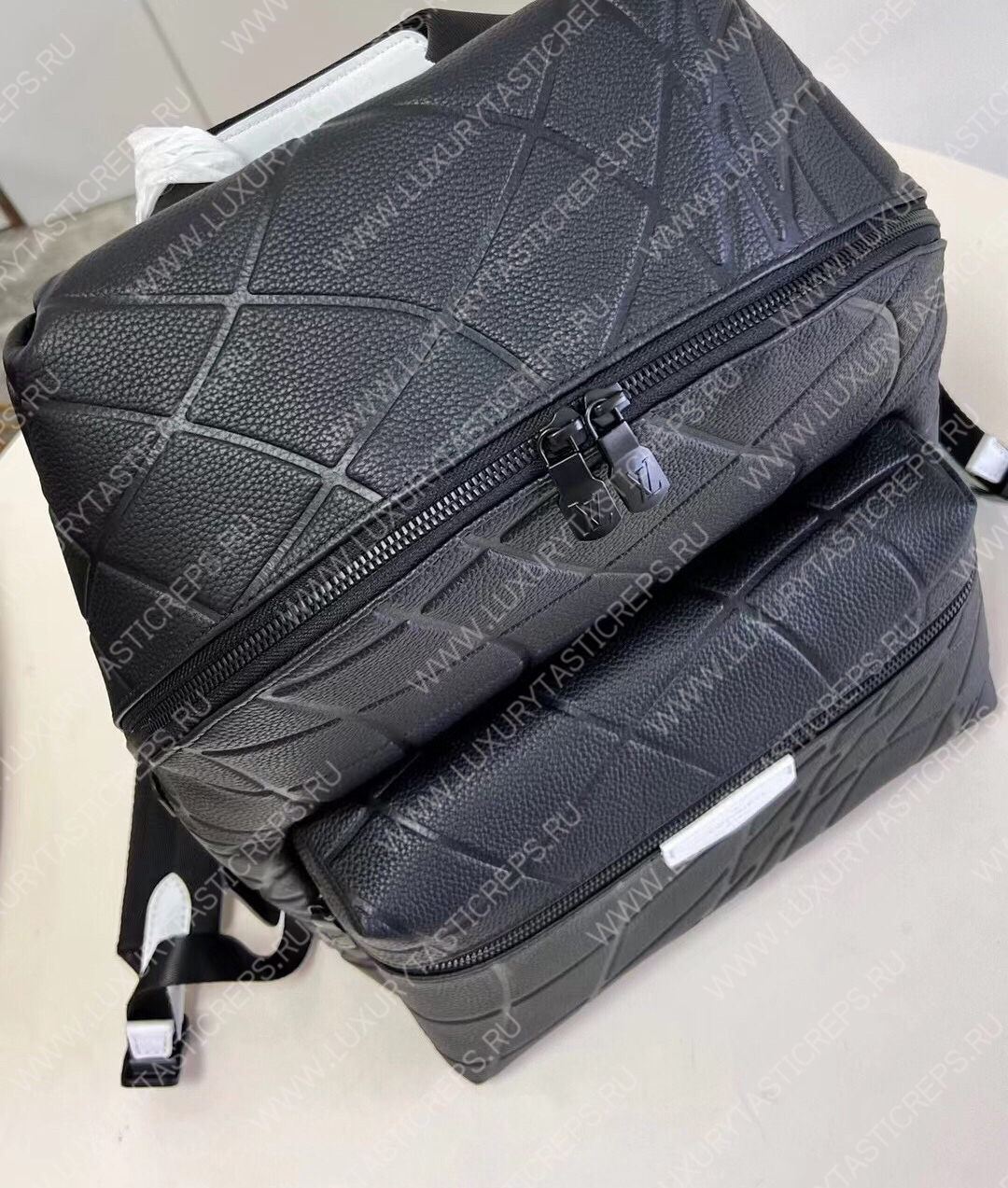 l**is V*t*n discovery backpack black m21391