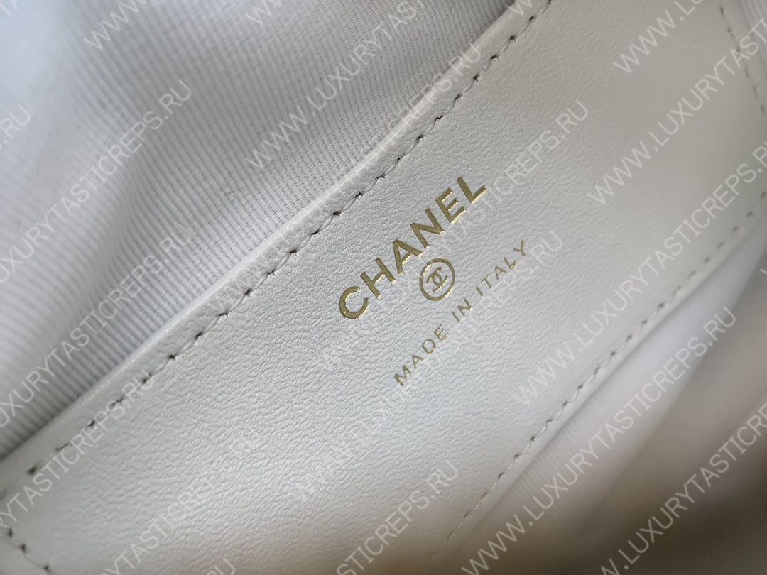 Ch*el pouch white ap3095