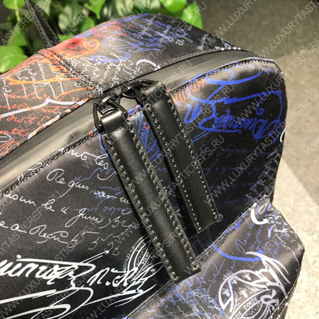Berluti. Volume背包样式Scritto防撕裂尼龙 底部采用头层牛皮 防水表面处理(包括防水拉链)黑色尼龙衬里。手提式:一个提手