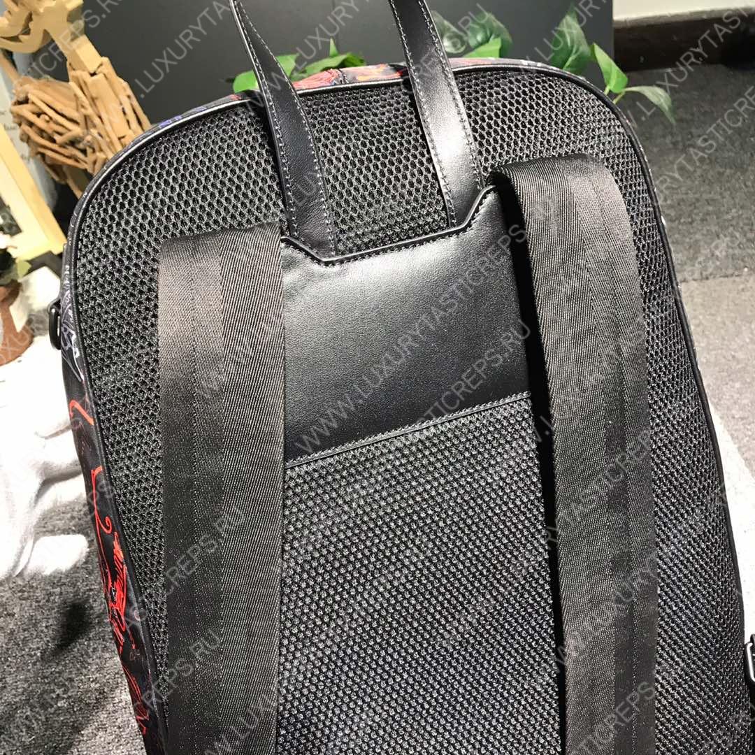 Berluti. Volume背包样式Scritto防撕裂尼龙 底部采用头层牛皮 防水表面处理(包括防水拉链)黑色尼龙衬里。手提式:一个提手